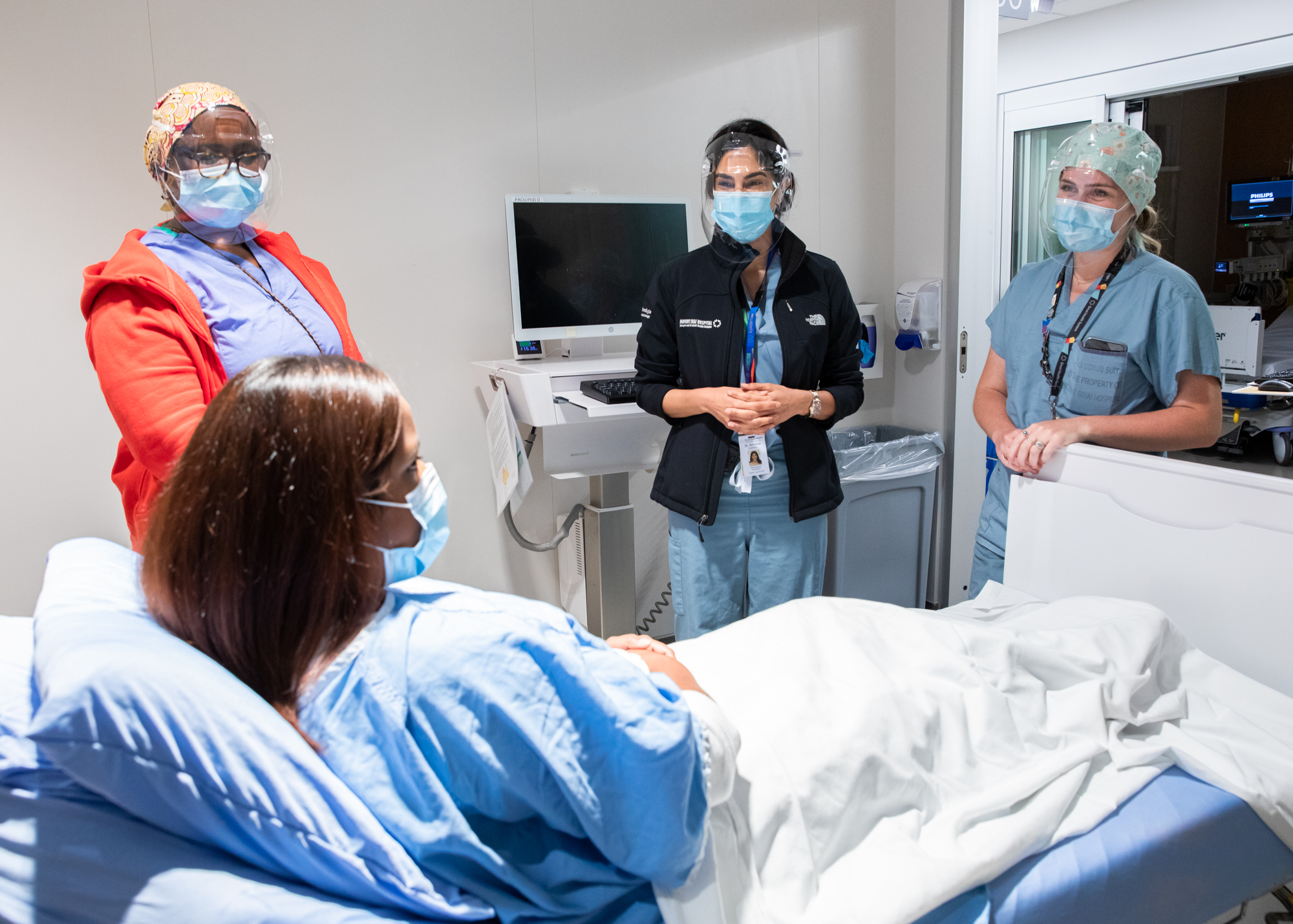 2 registered nurses (one as a mock patient), an anesthesiologist and a respiratory therapist plan a simulation exercise.