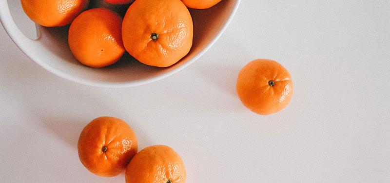 A bowl of clementines.