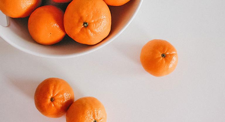 A bowl of clementines.